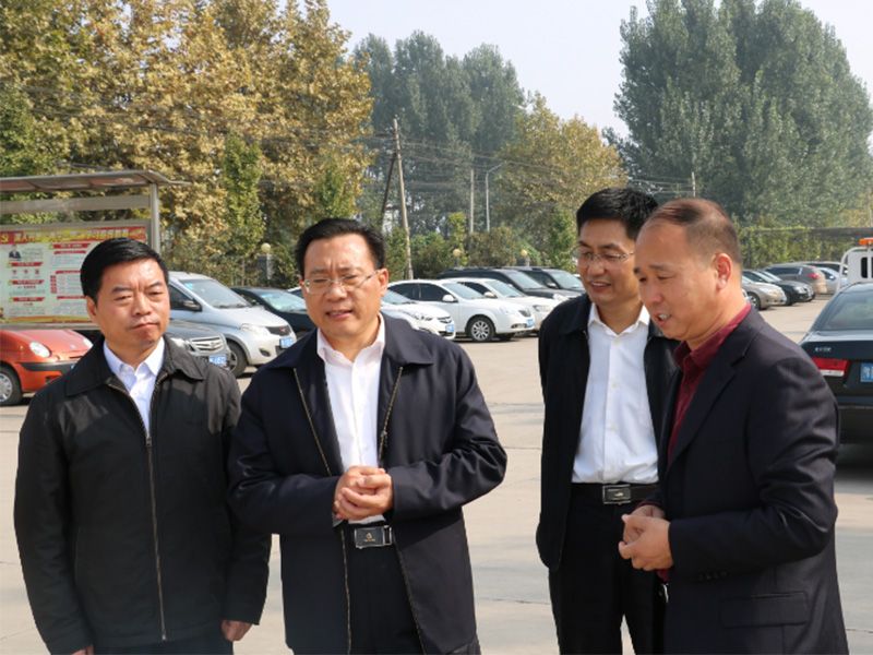 王克明與省工商聯(lián)黨組書記李德才、市政協(xié)副主席工商聯(lián)主席侯合柱、市委統(tǒng) 戰(zhàn)部副部長郭洪俠合影