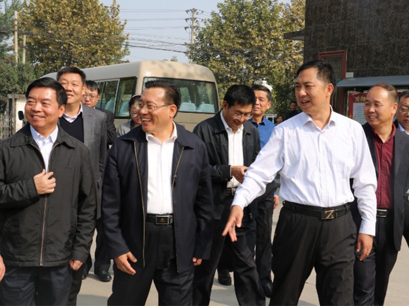 省工商聯(lián)黨組書記李德才、市政協(xié)副主席工商聯(lián)主席侯合柱、市委統(tǒng) 戰(zhàn)部副部長郭洪俠、龍安區(qū)委書記高勤科等一行到公司視察